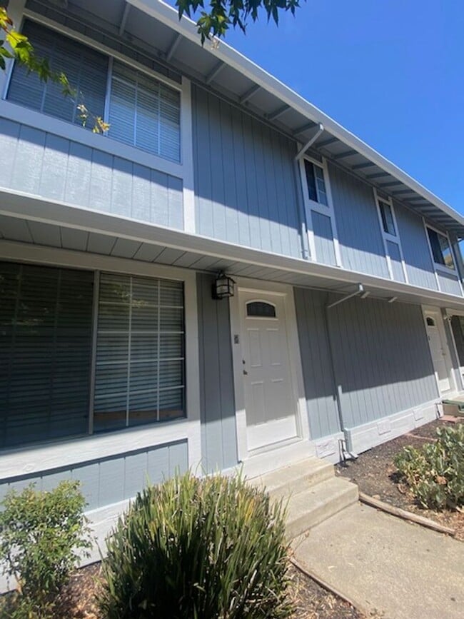 Building Photo - Great Shape Livermore Townhouse near Downtown
