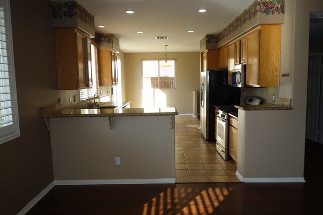 Building Photo - Paseo del Sol 4 Bedroom