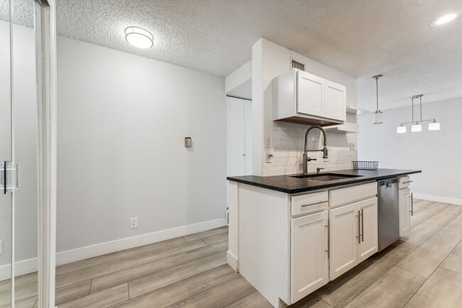 Foto del edificio - Charming 2BR Condo in Denver