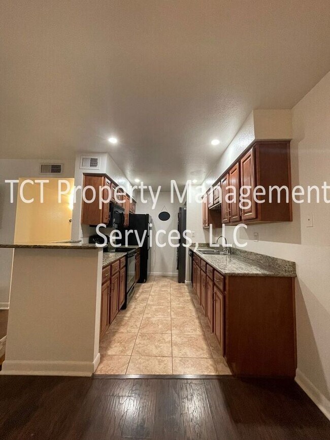 Building Photo - Stunning Pool View Condo!