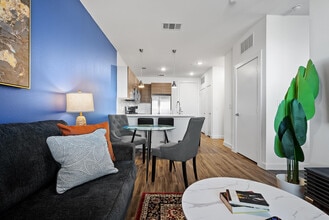 Building Photo - 2425 E Riverside Dr