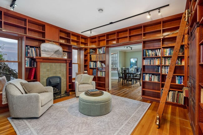 Building Photo - 35 E 6th Ave