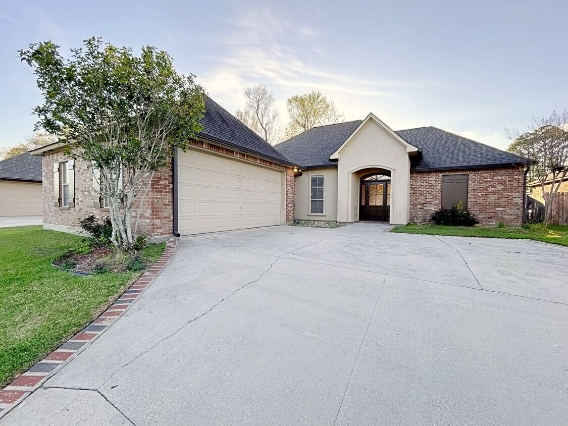 Primary Photo - Beautiful Three Bedroom Home with a Split ...