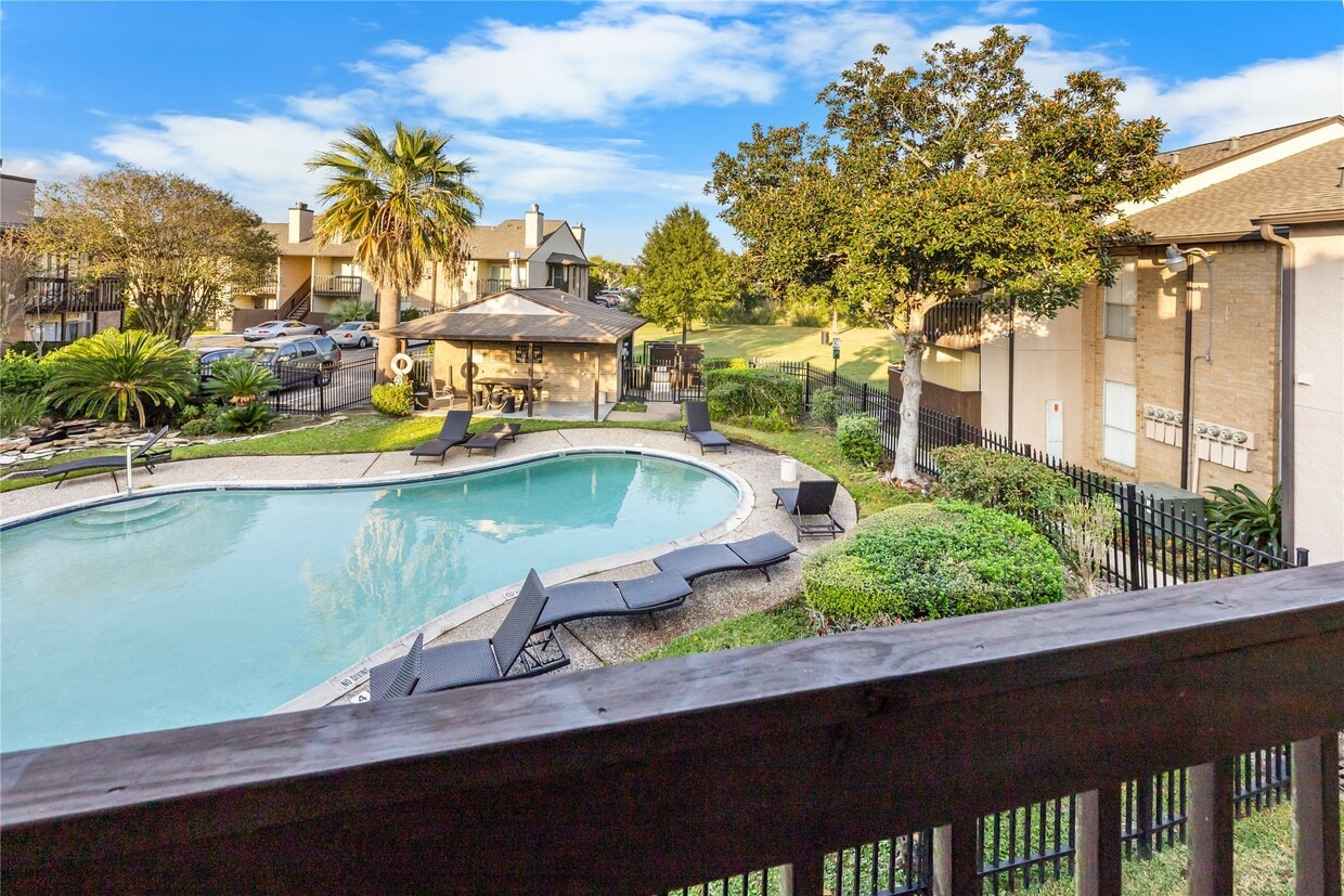 Primary Photo - 1500 Bay Area Blvd