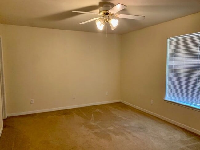 Building Photo - 2/2 For Rent in Barnett Bend!