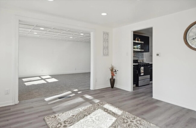 Building Photo - 431 W Coolspring Ave
