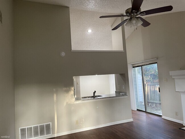Foto del edificio - Room for Rent, 1 bath House - 4110 Sunrise...