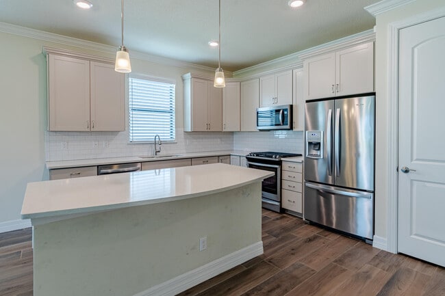 Building Photo - 740 S E Boboli Way
