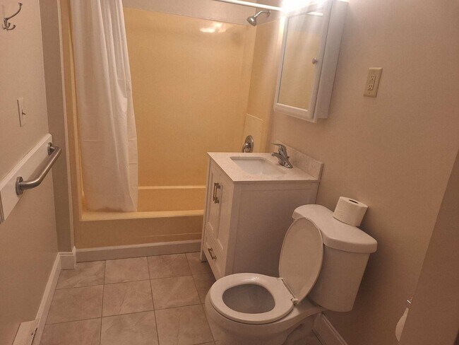 Baño - 1406 Butternut St