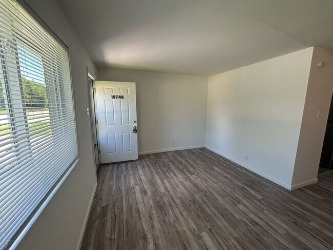 Foto del edificio - 10748 Tropic Dr