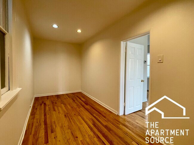 Foto del edificio - 2223 N Hoyne Ave