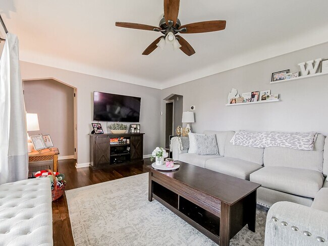 Building Photo - Welcome to this charming 3-bedroom, 2-bath...