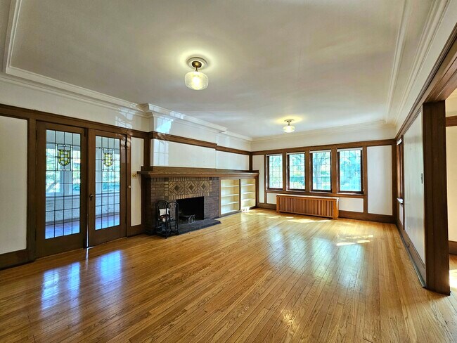 Building Photo - 5656 S Dorchester Ave