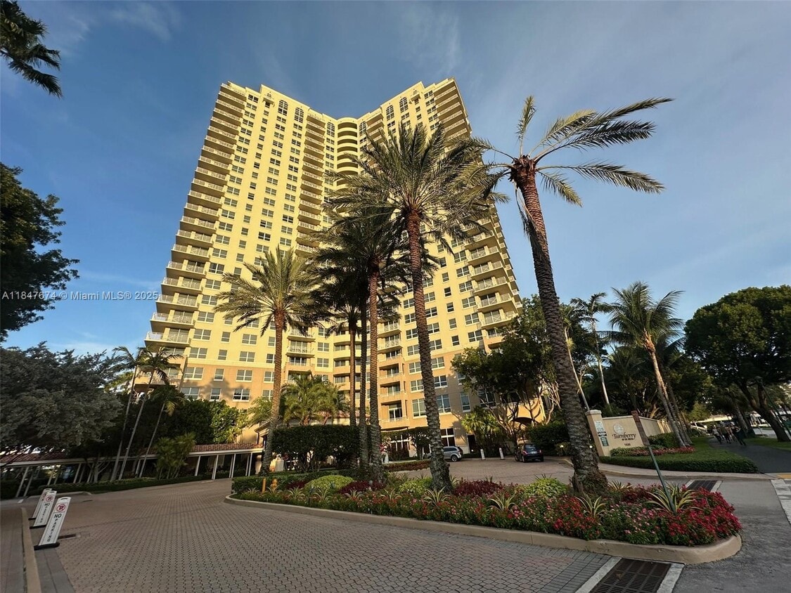Foto principal - 19501 W Country Club Dr