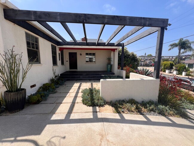 Building Photo - Beautiful, Updated 3 BD, 2 BA House in Lom...