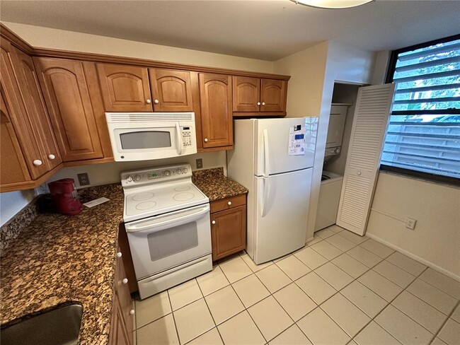 Building Photo - 645 Woodlawn Dr