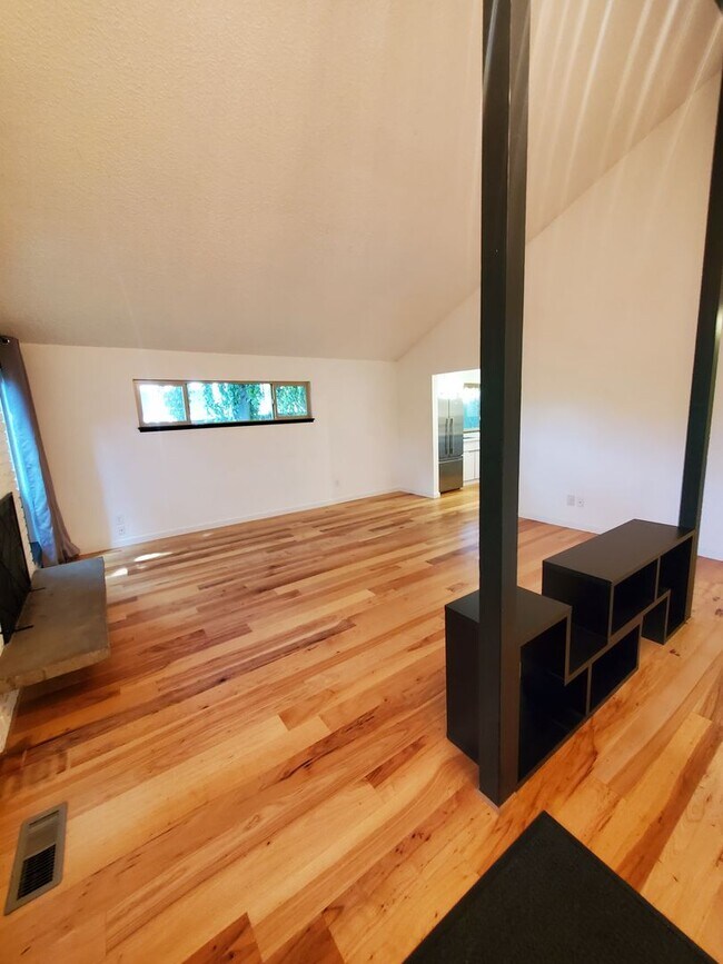 Photo - Gorgeous Renovated 3 Bed / 2 Bath Rambler ... House