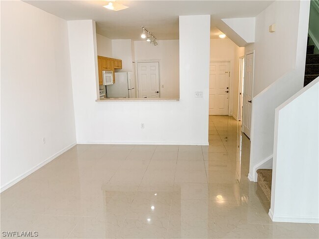 Building Photo - 3637 Pine Oak Cir