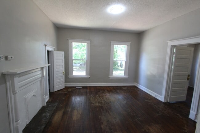 Foto del edificio - 215 Stewart Ave