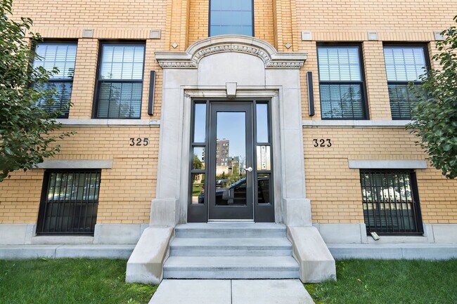 Foto del edificio - 323 E 44th St