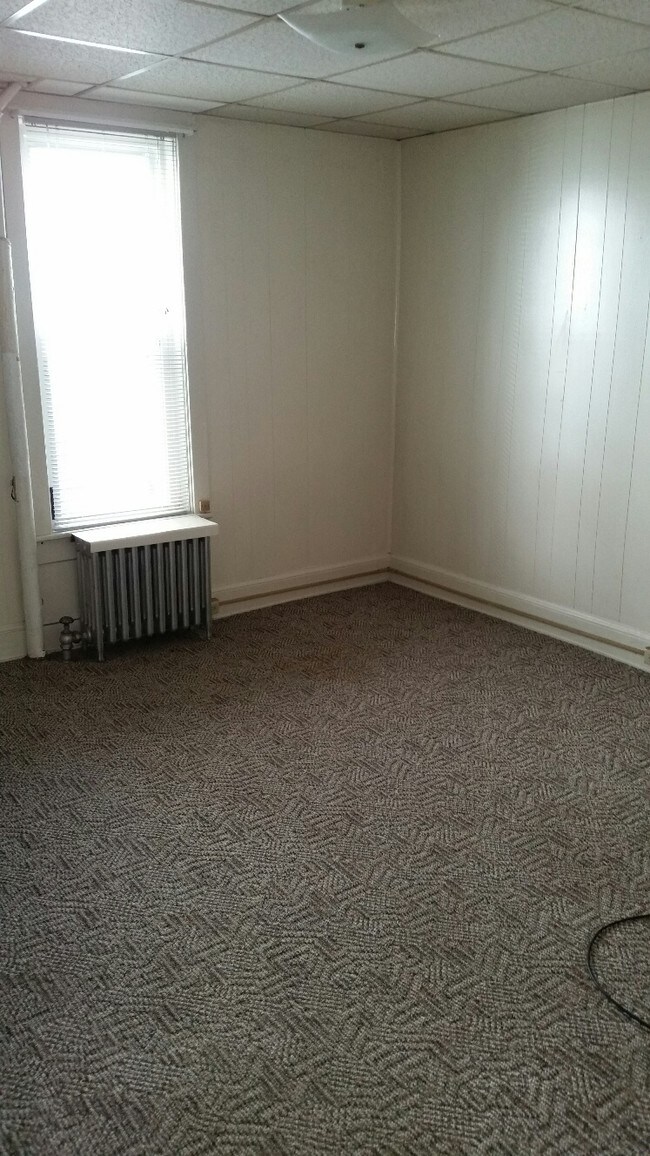 Bedroom - 17 E Burd St