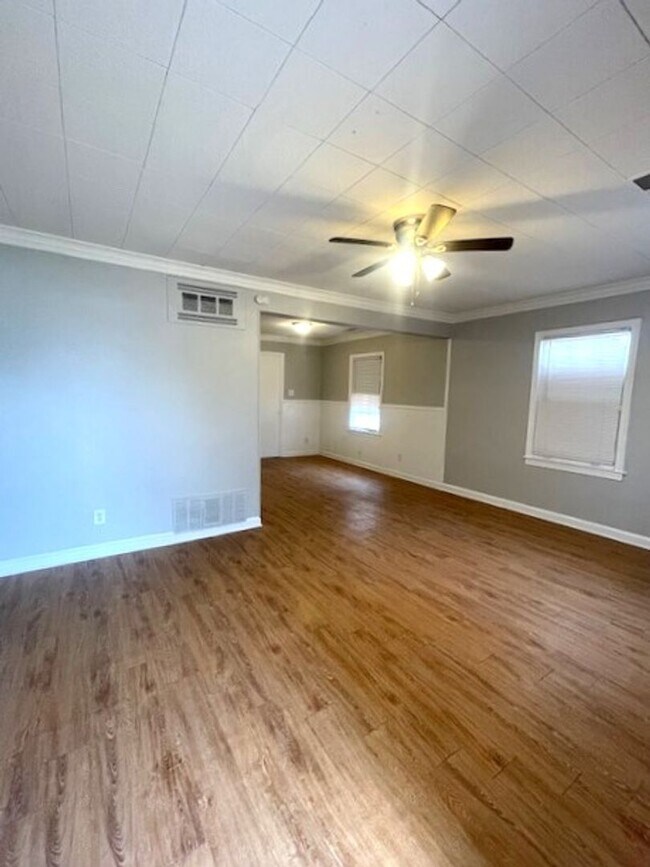 Building Photo - Newly Renovated Home in Oakhaven