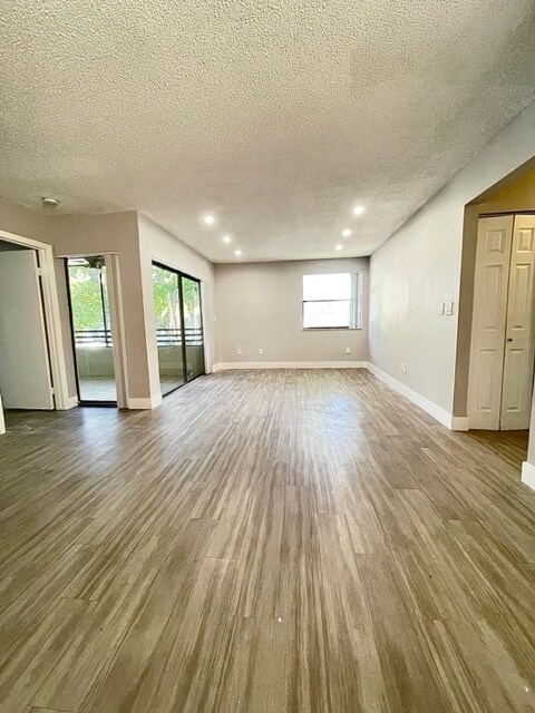 Foto del edificio - 1136 N Hiatus Rd