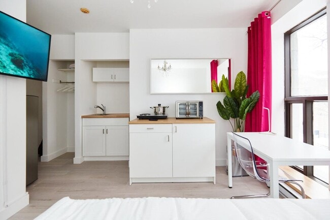 Building Photo - 1711 R. Saint-Denis