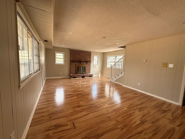 Building Photo - Room in House on Rock Quarry Rd