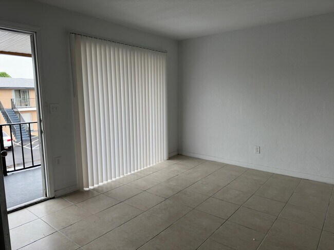 Foto del edificio - 1719 Dixon Blvd