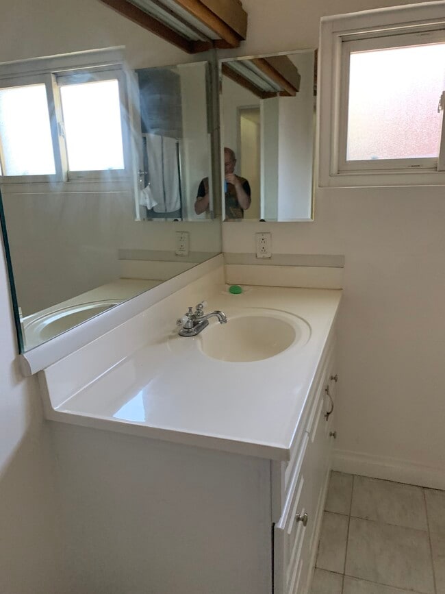 Building Photo - 5647 Winnetka Ave