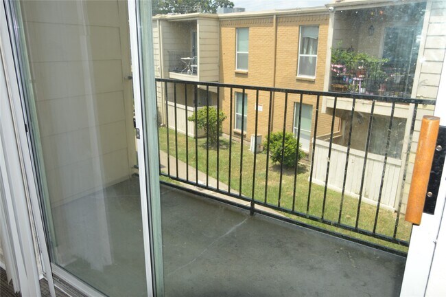 Foto del edificio - 8100 Creekbend Dr