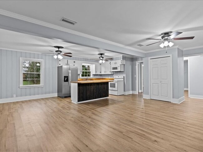 Building Photo - 302 Cedar Dr