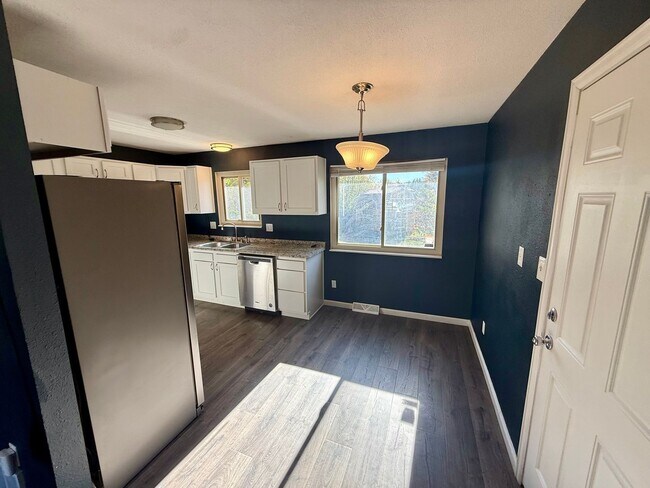 Building Photo - 3 Bedroom Home with Large Yard