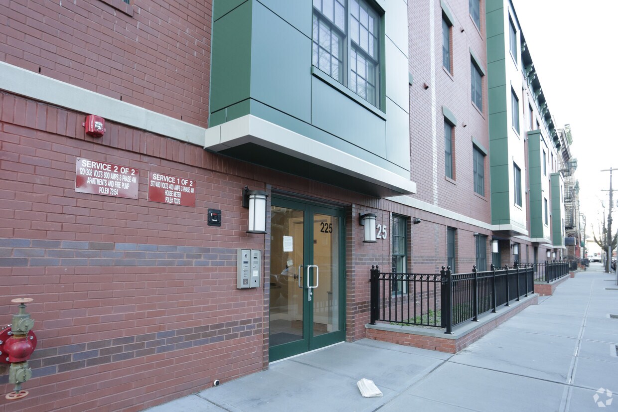 Foto del edificio - 213-215 Bay St