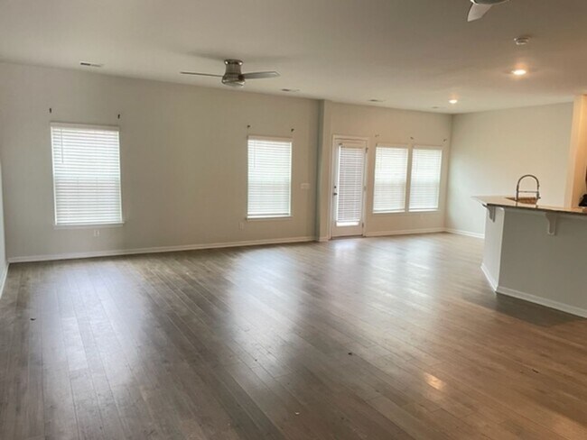 Foto del edificio - 4 Bedroom 2.5 Bath House in Liberty Villag...