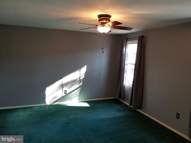 Building Photo - 46 River Bank Dr