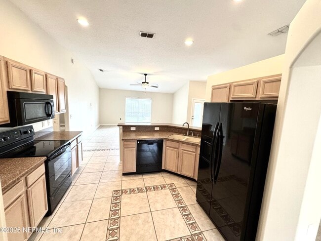 Foto del edificio - 12850 Chets Creek Dr N
