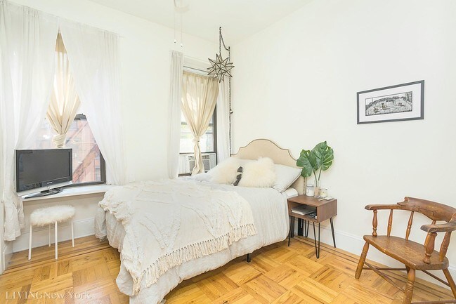 Foto del edificio - 83 E 7th St