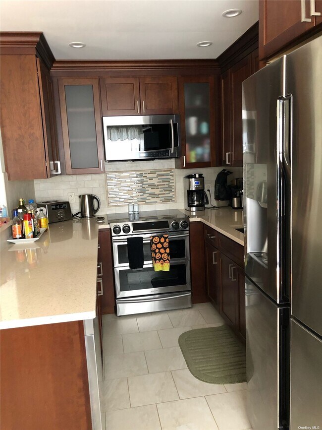 Foto del edificio - 281 Pulaski Rd