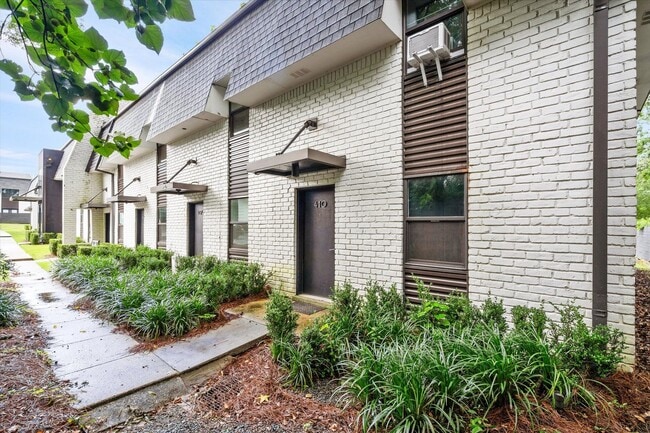 Building Photo - SPRING HILL OAKS CONDOMINIUMS