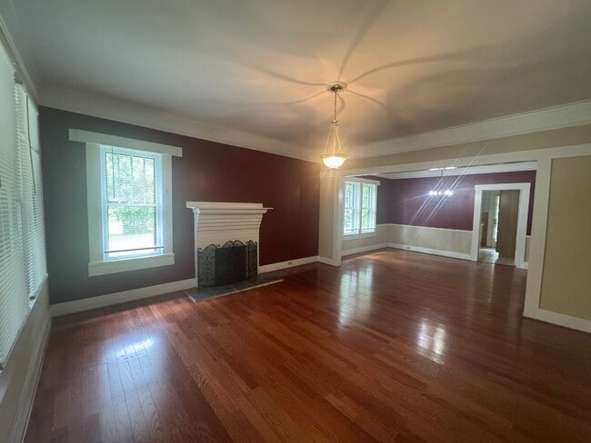 Building Photo - Spacious 3 bedroom