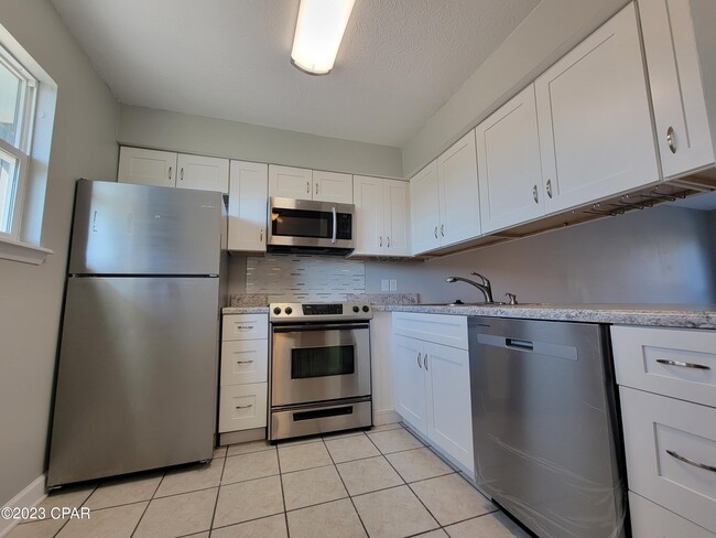 Building Photo - 1000 11th Ct
