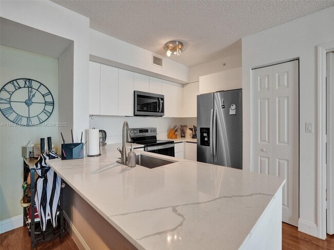 Building Photo - 1155 Brickell Bay Dr
