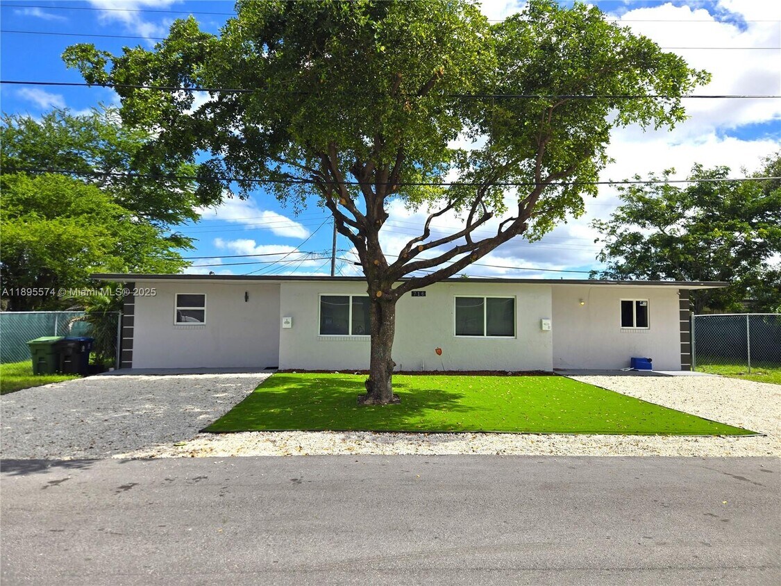 Foto principal - 716 NW 14th Way