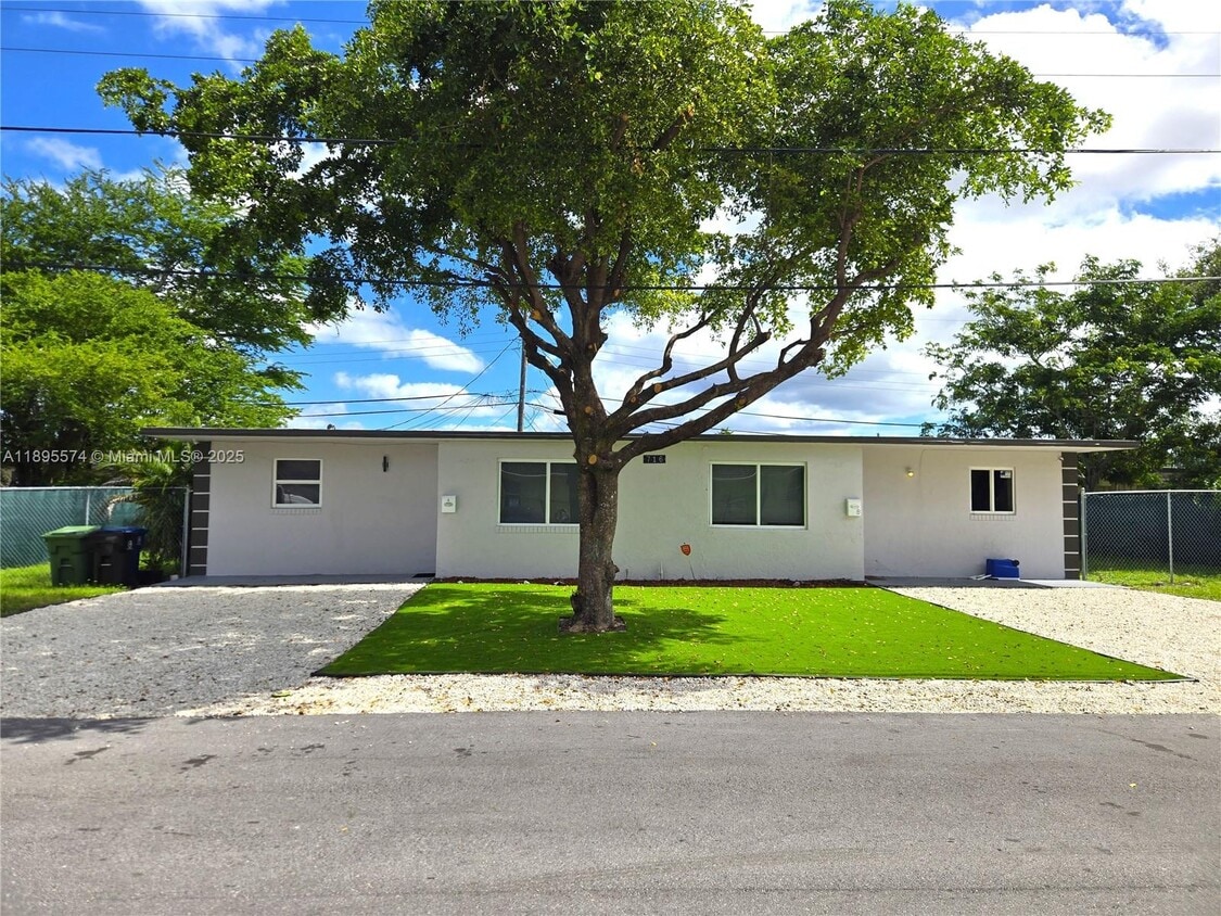 Primary Photo - 716 NW 14th Way