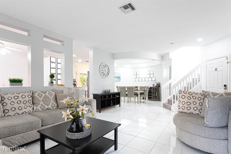 Primary Photo - 4 br, 2.5 bath Condo - 11199 Lakeview Dr #...
