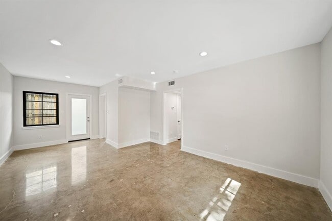 Building Photo - 520 Lovett Blvd