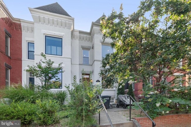 Building Photo - 443 12th St NE