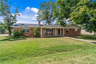 Building Photo - 701 NW Ford Ln